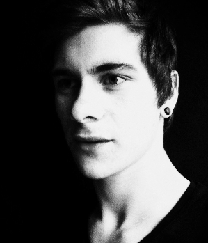 Zum Profil von Aaroni